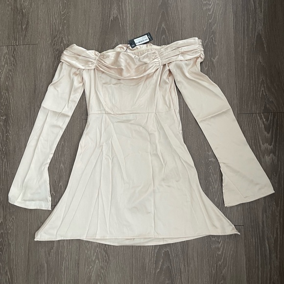 PrettyLittleThing Champagne satin pleat detail Berteau flared sleeve shift dress - Picture 4 of 11